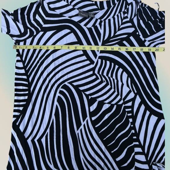 Travelers by Chicos 2  (12-14) M  Black and white long sleeve top with V-neck - Picture 8 of 9